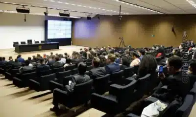 troca, substituição';
