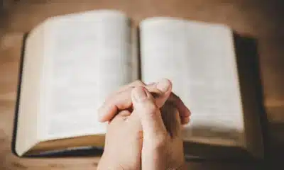inconstitucionalidade, decisão, escolas, juiz, tribunal, religião, texto, Bíblia, cláusula, estabelecimento, religião, preferência, exercício, religião, estudantes, pais, obrigado, recitar, mensagens, pregação, envolvimento, decisões, conflitantes, envolvimento, envolvimento