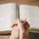 inconstitucionalidade, decisão, escolas, juiz, tribunal, religião, texto, Bíblia, cláusula, estabelecimento, religião, preferência, exercício, religião, estudantes, pais, obrigado, recitar, mensagens, pregação, envolvimento, decisões, conflitantes, envolvimento, envolvimento