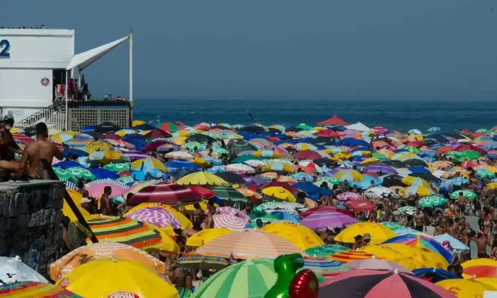 chuvas, temporada, guarda-sol, guarda-chuva;